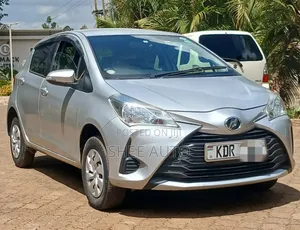 Toyota Vitz 2017 Silver