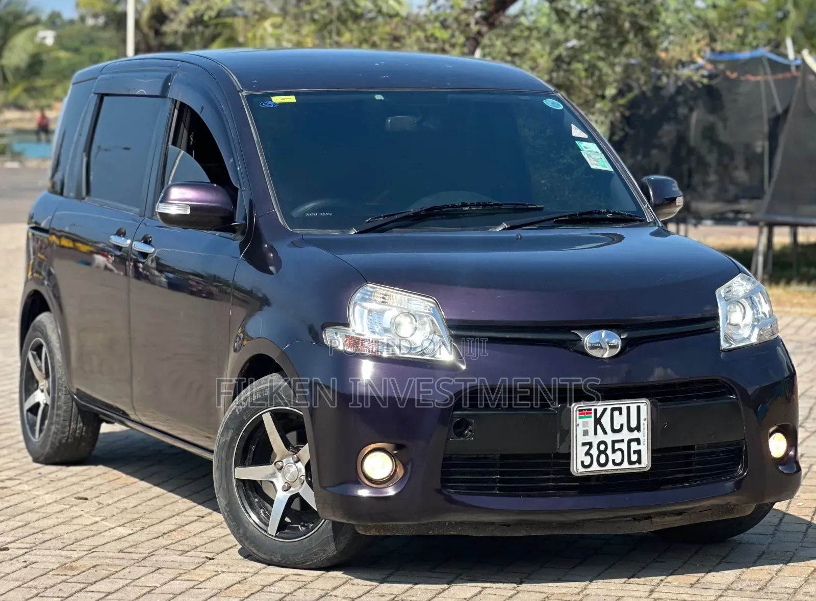 Toyota Sienta 2012 Maroon