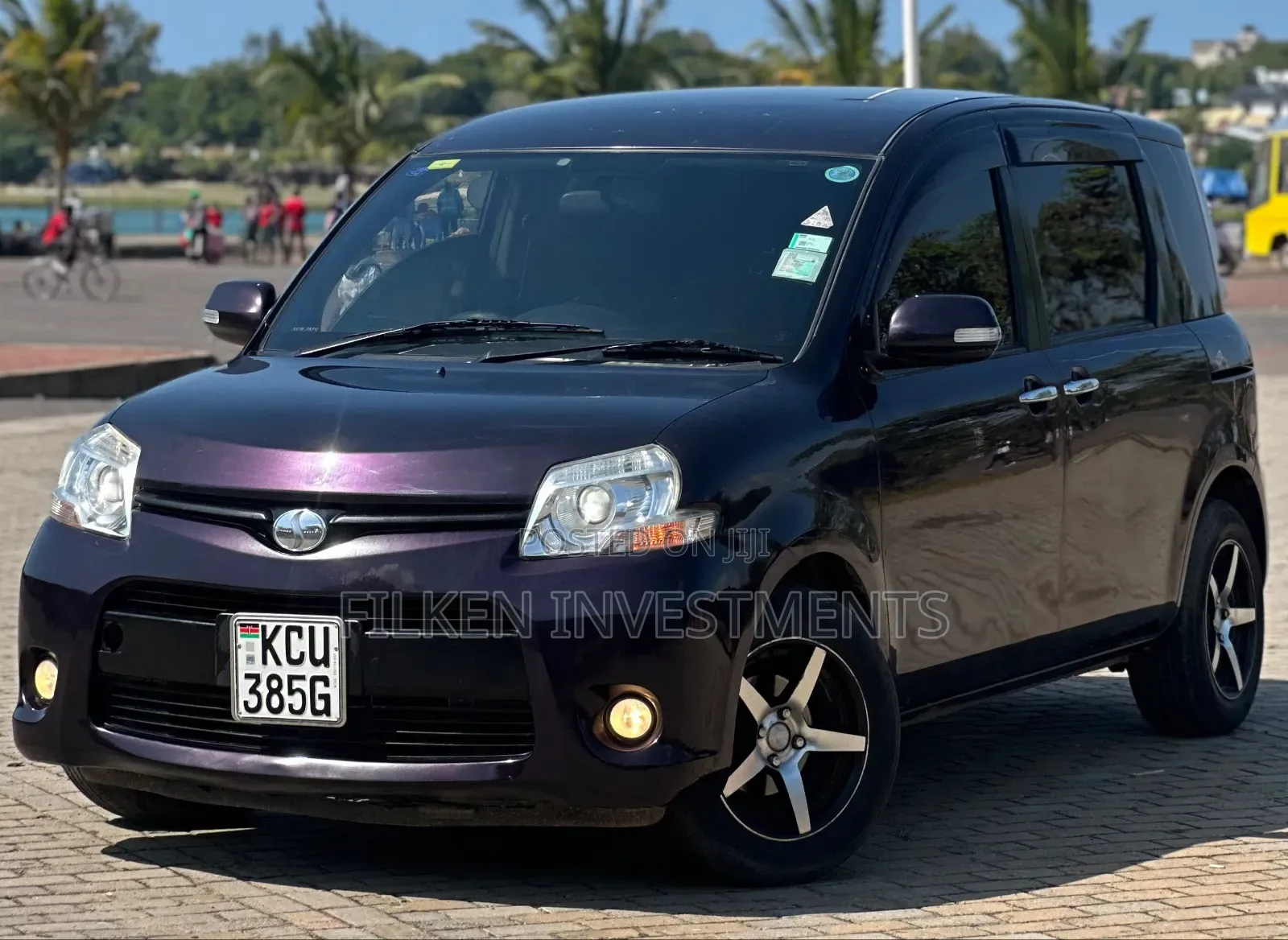 Toyota Sienta 2012 Maroon