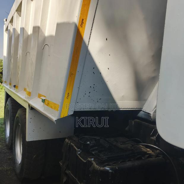 Renault Tipper Lorry - thumbnail 5