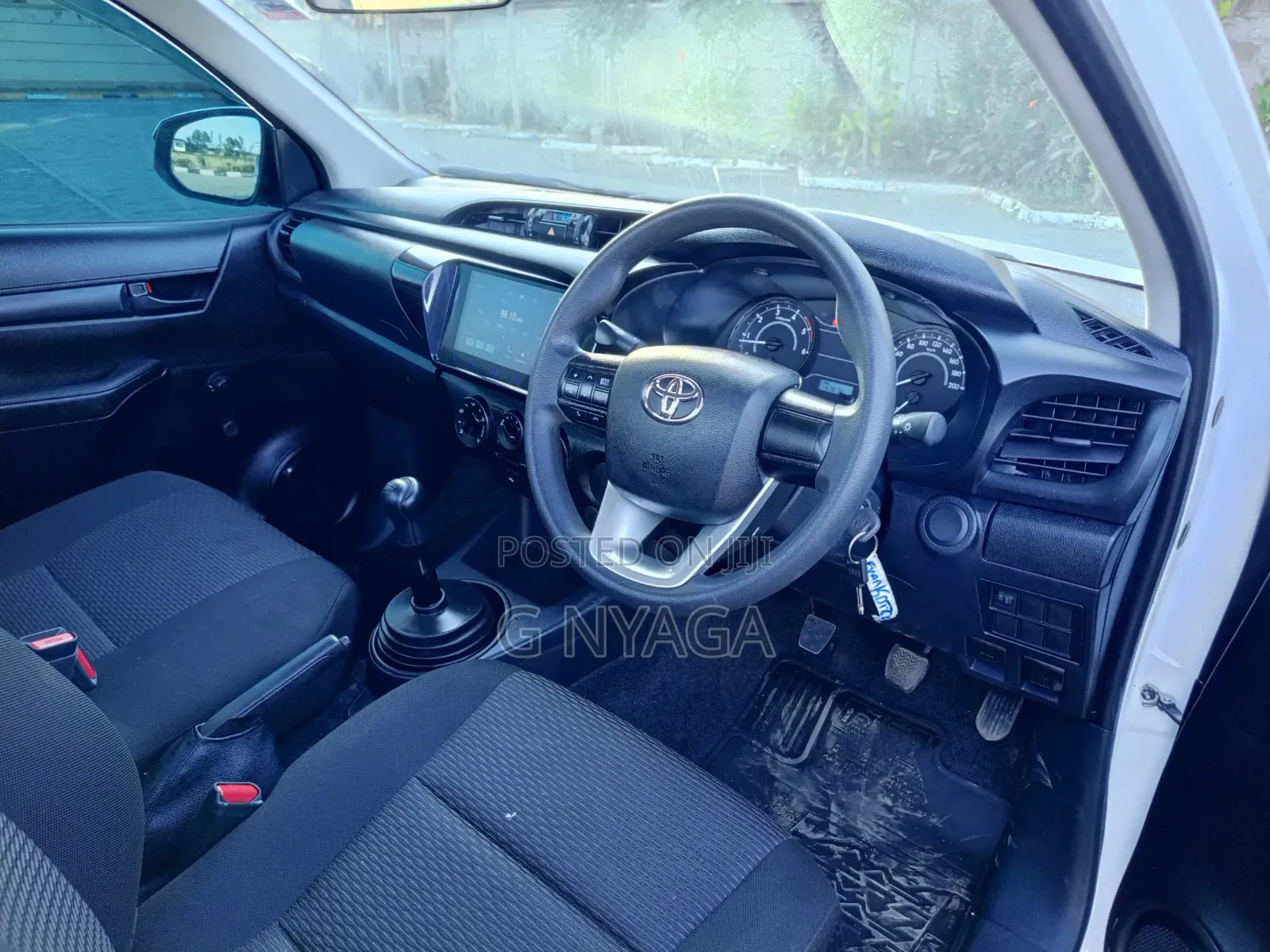 Toyota Hilux 2025 White