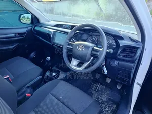 Toyota Hilux 2025 White