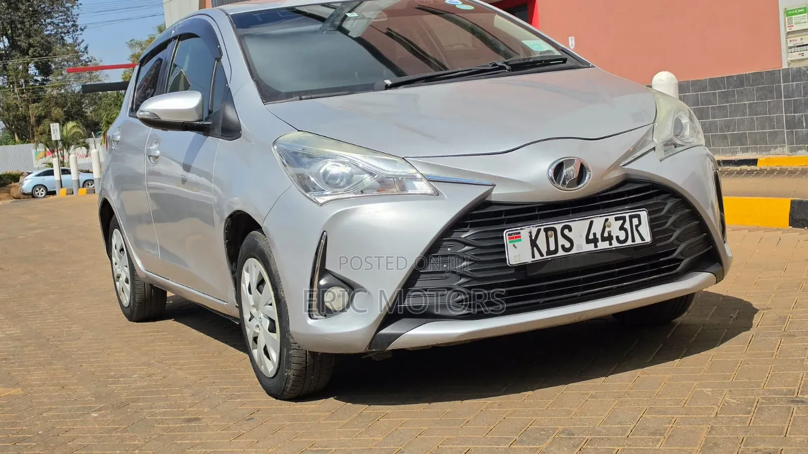 Toyota Vitz 2017 Silver