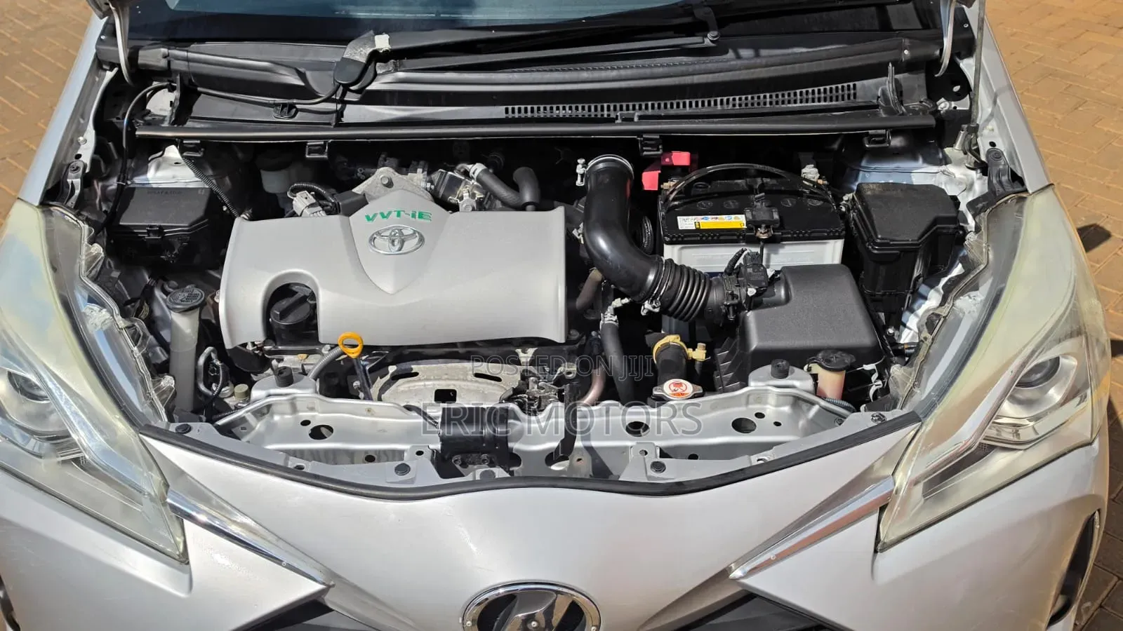 Toyota Vitz 2017 Silver