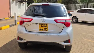 Toyota Vitz 2017 Silver