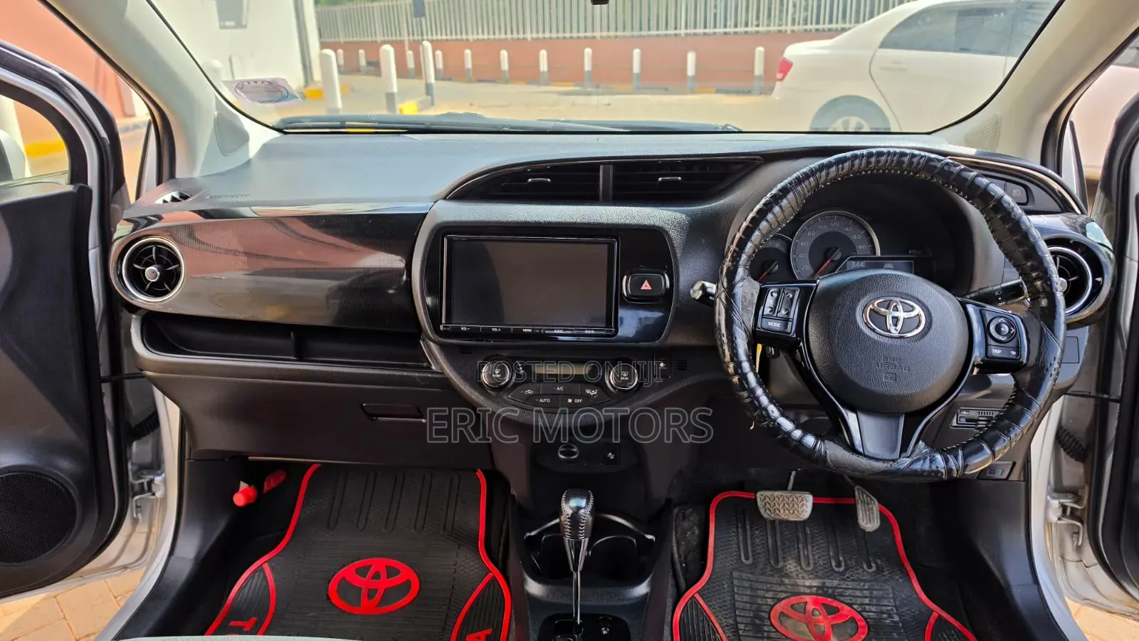 Toyota Vitz 2017 Silver