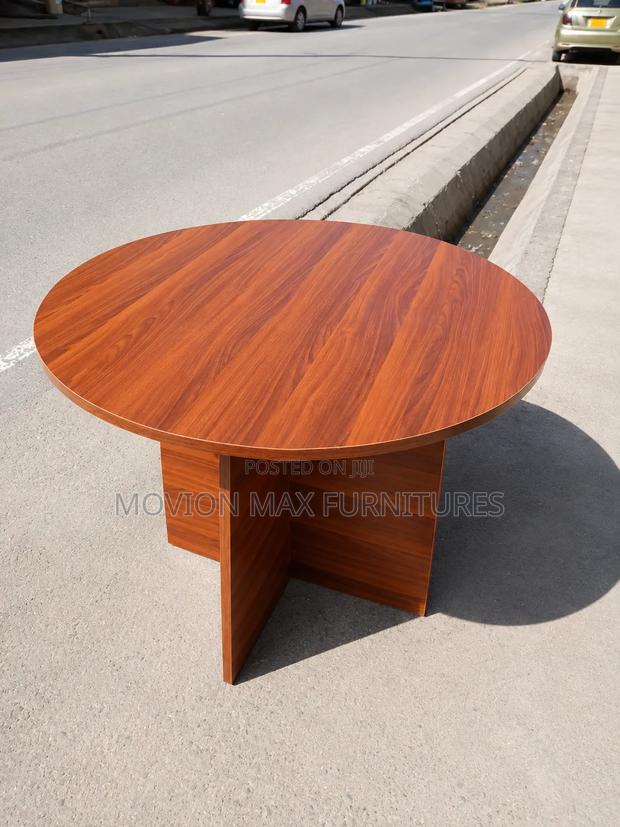 Round Workstation Table - main view