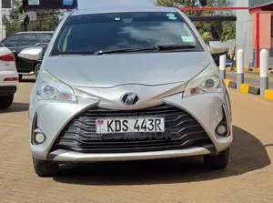 Toyota Vitz 2017 Silver