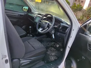 Toyota Hilux 2025 White
