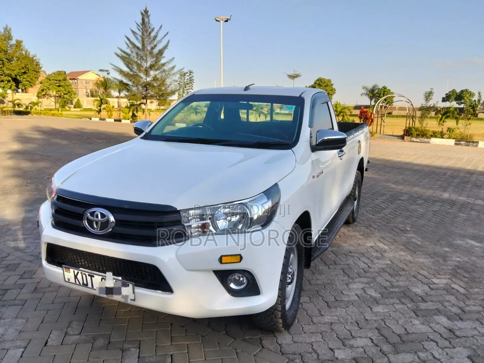 Toyota Hilux 2025 White