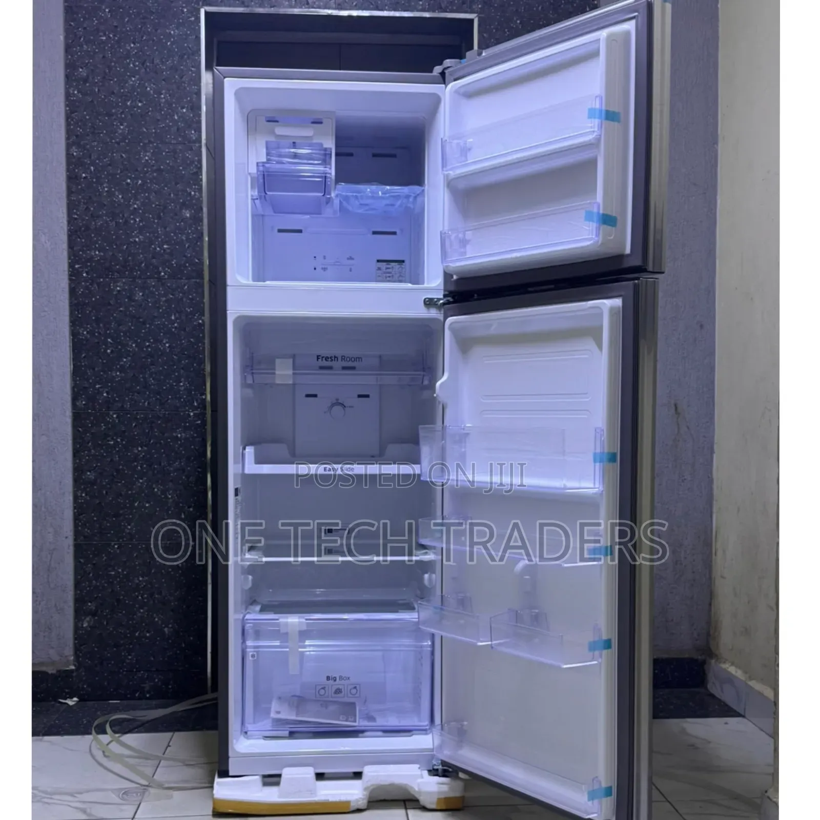 Samsung 256L Double Door Fridge With a Coolpack and No Frost