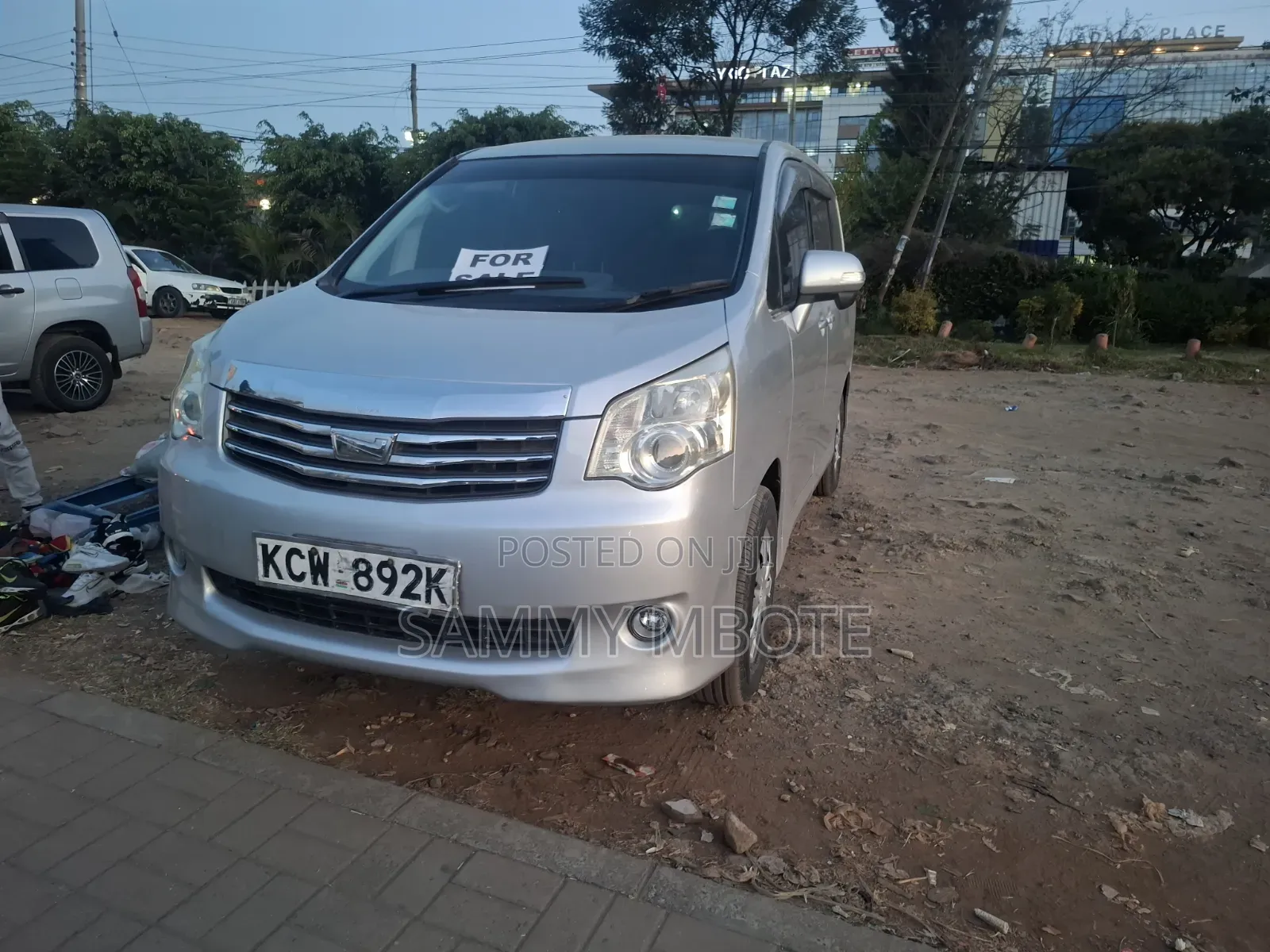 Toyota Noah 2013 Silver