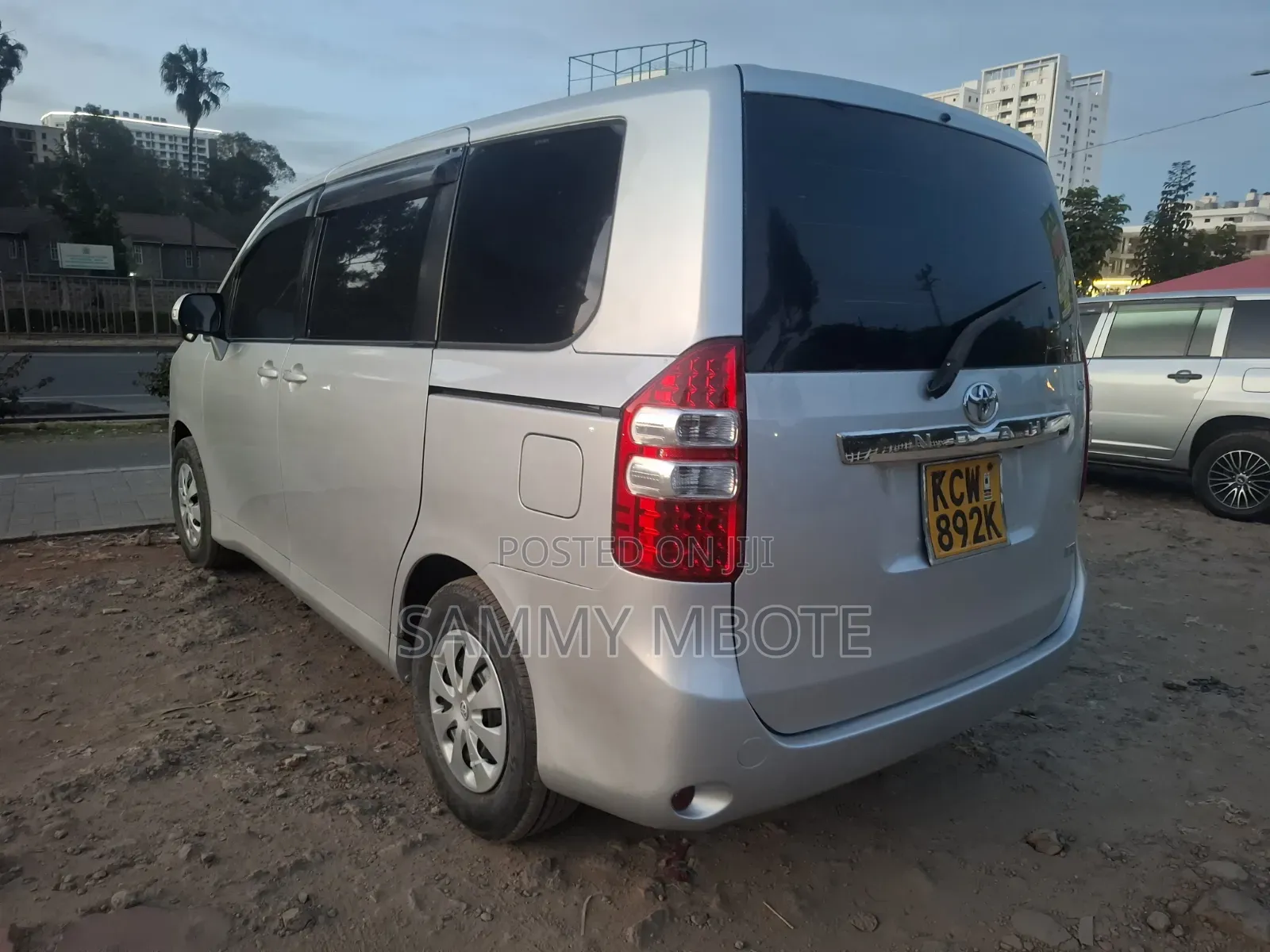 Toyota Noah 2013 Silver