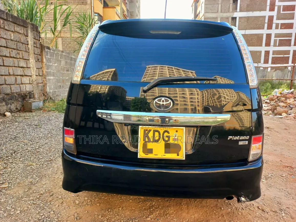 Toyota ISIS 2014 Black