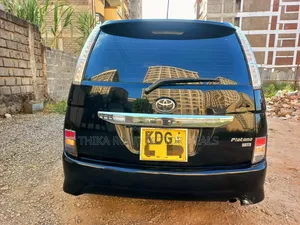 Toyota ISIS 2014 Black