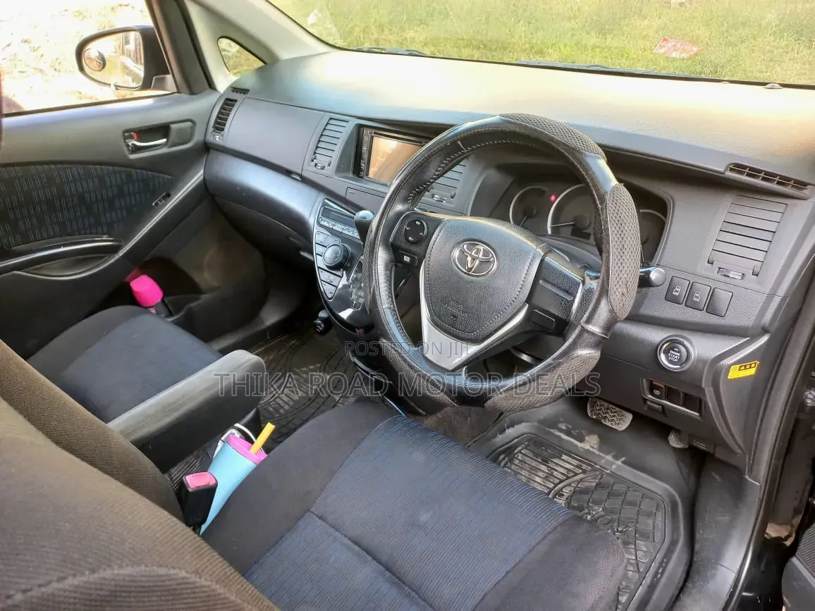 Toyota ISIS 2014 Black