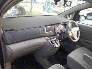 Toyota ISIS 2015 Black