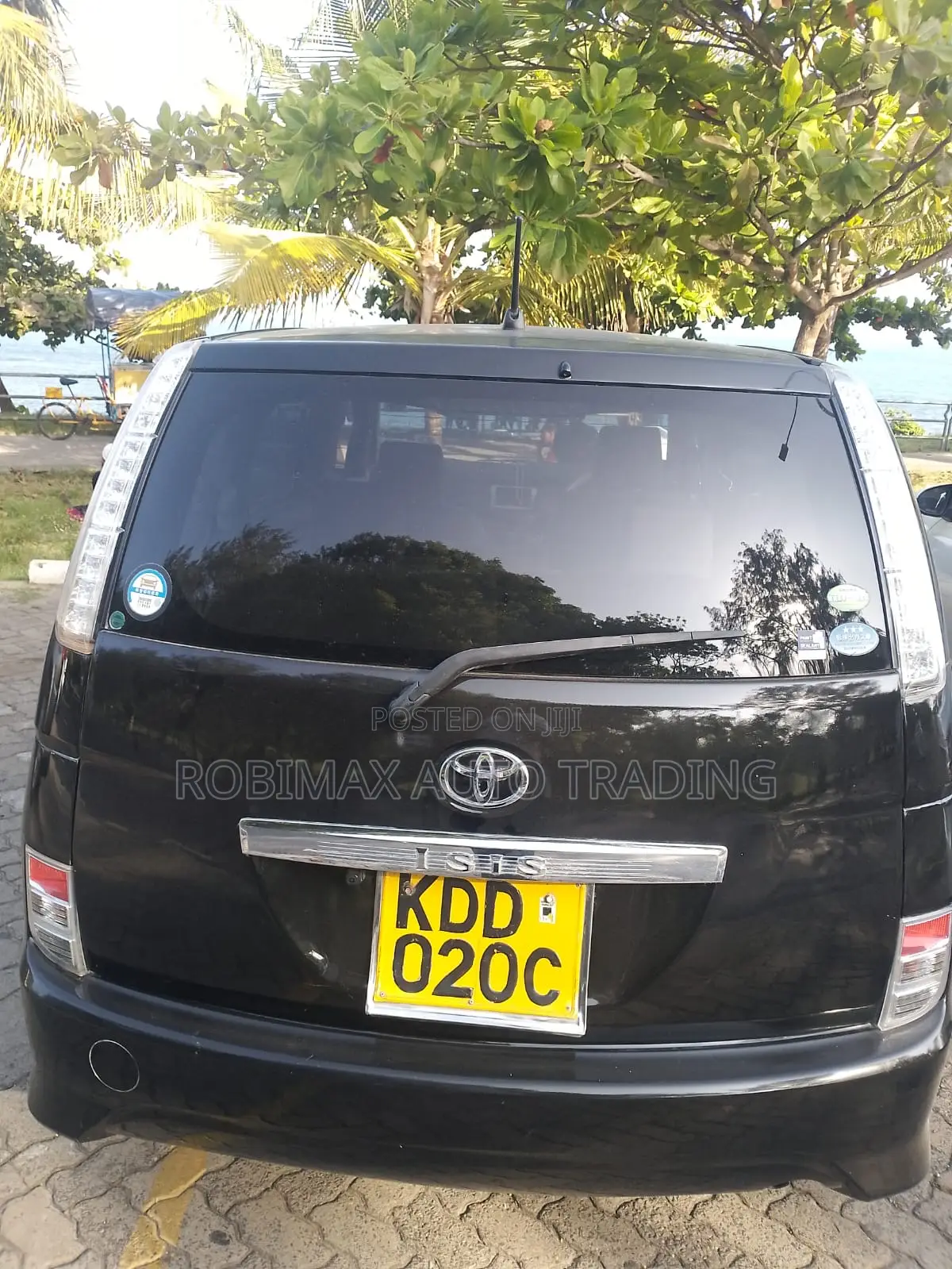 Toyota ISIS 2015 Black