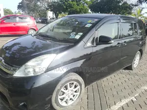 Toyota ISIS 2015 Black