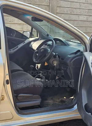 Toyota Vitz 2011 Silver