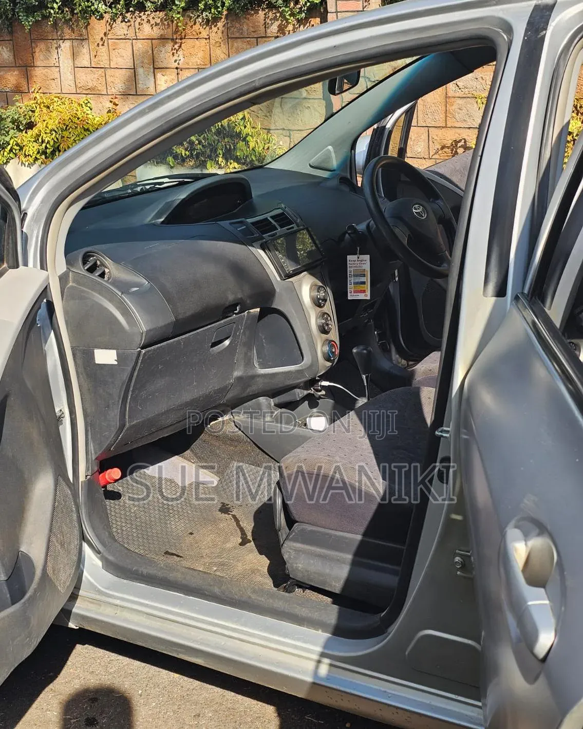 Toyota Vitz 2011 Silver