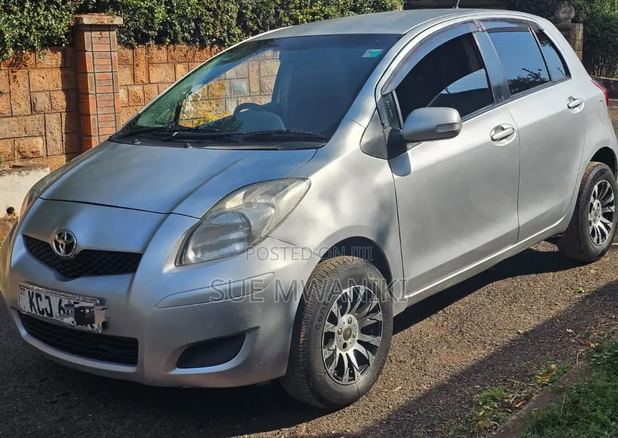 Toyota Vitz 2011 Silver