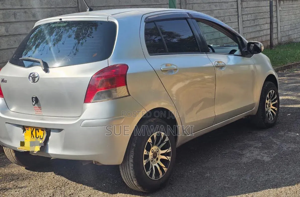 Toyota Vitz 2011 Silver