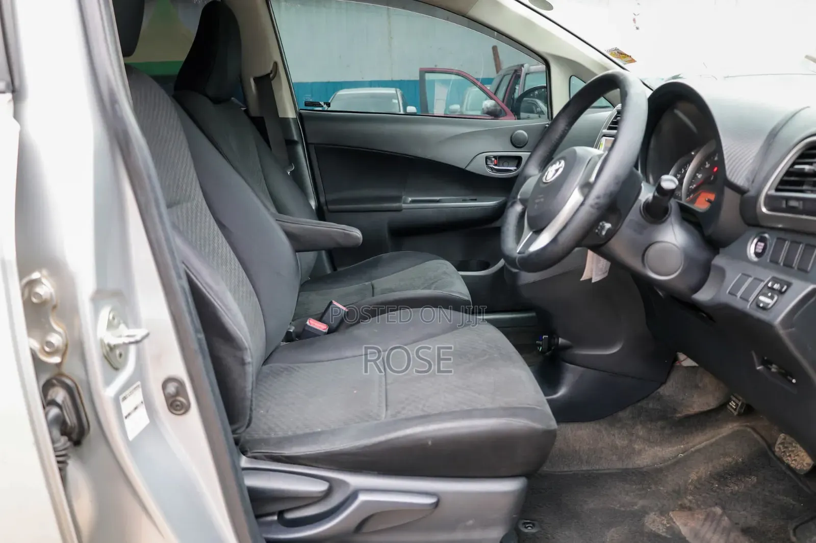 Toyota Ractis 2015 Silver
