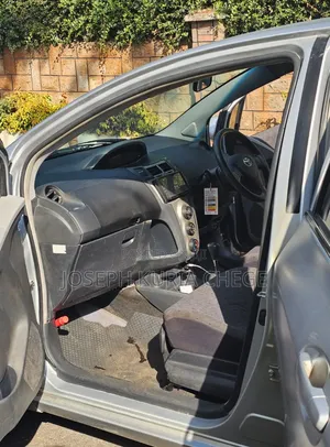 Toyota Vitz 2010 Silver
