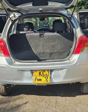 Toyota Vitz 2010 Silver