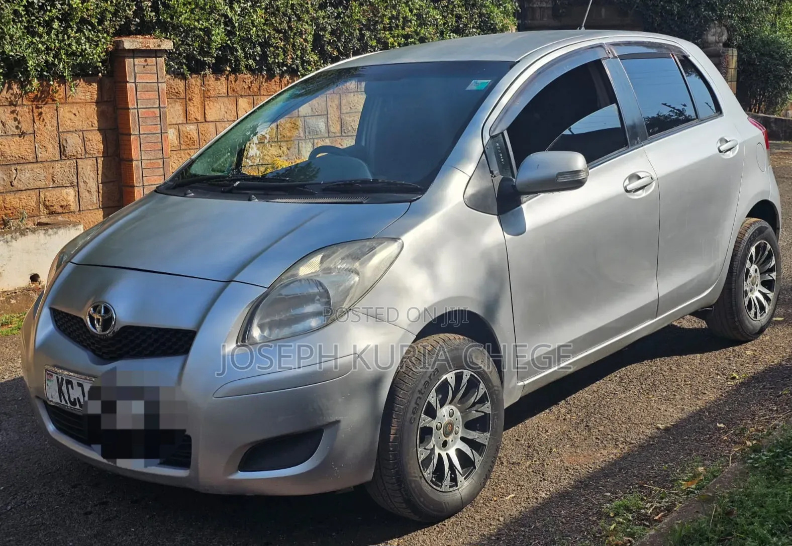Toyota Vitz 2010 Silver