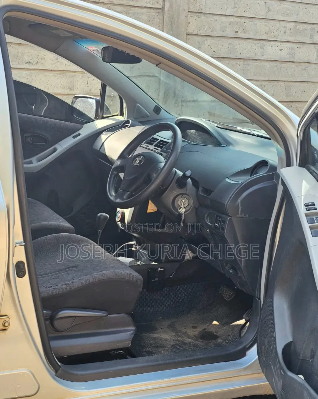 Toyota Vitz 2010 Silver