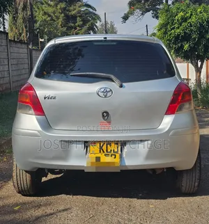 Toyota Vitz 2010 Silver