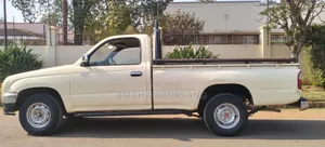 Toyota Hilux 2000 White