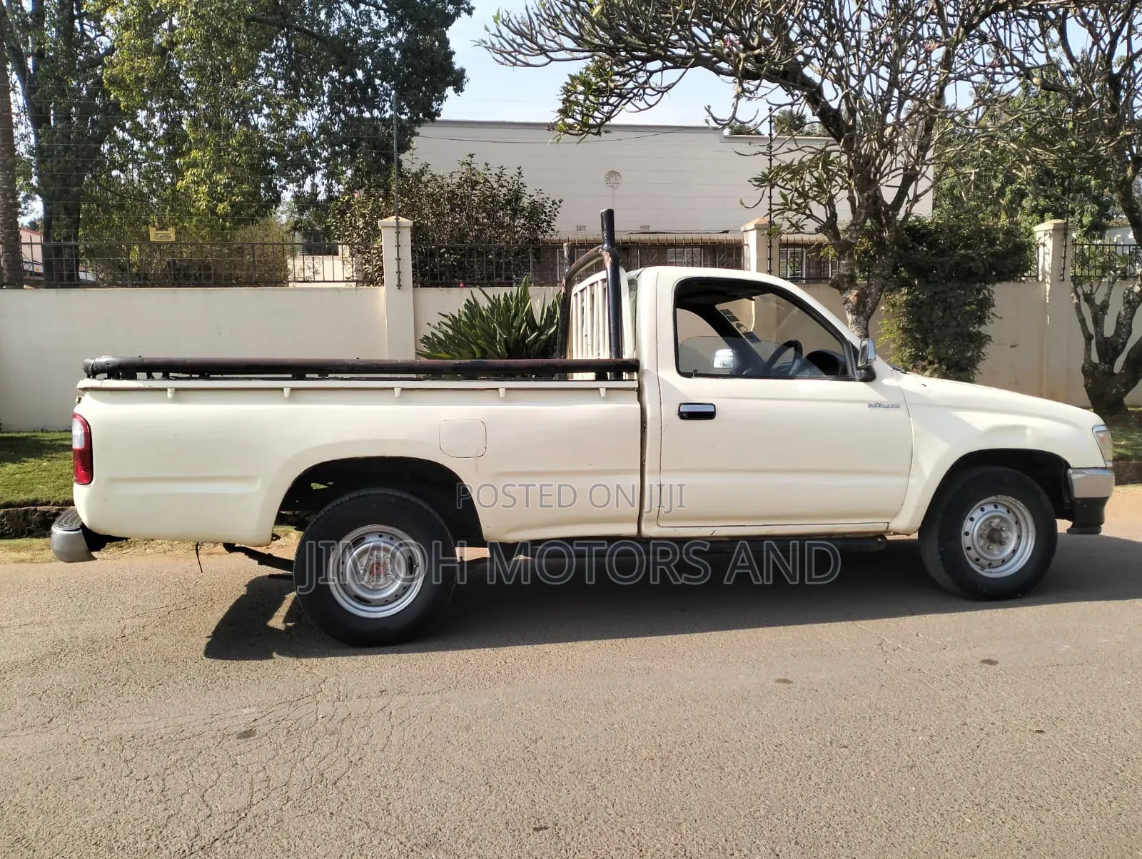 Toyota Hilux 2000 White