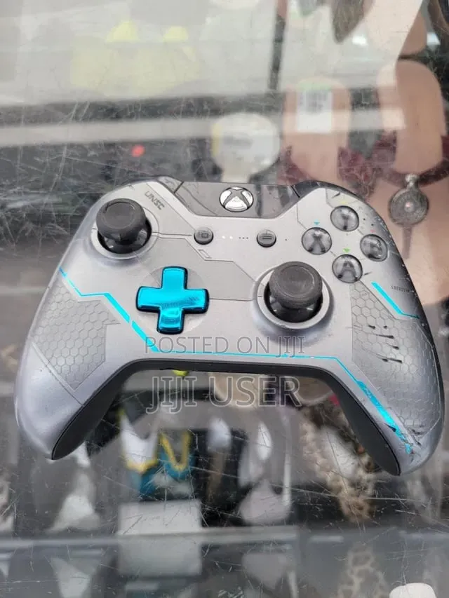 Xbox One Limited Edition Halo 5: Guardians Bundle (2015)