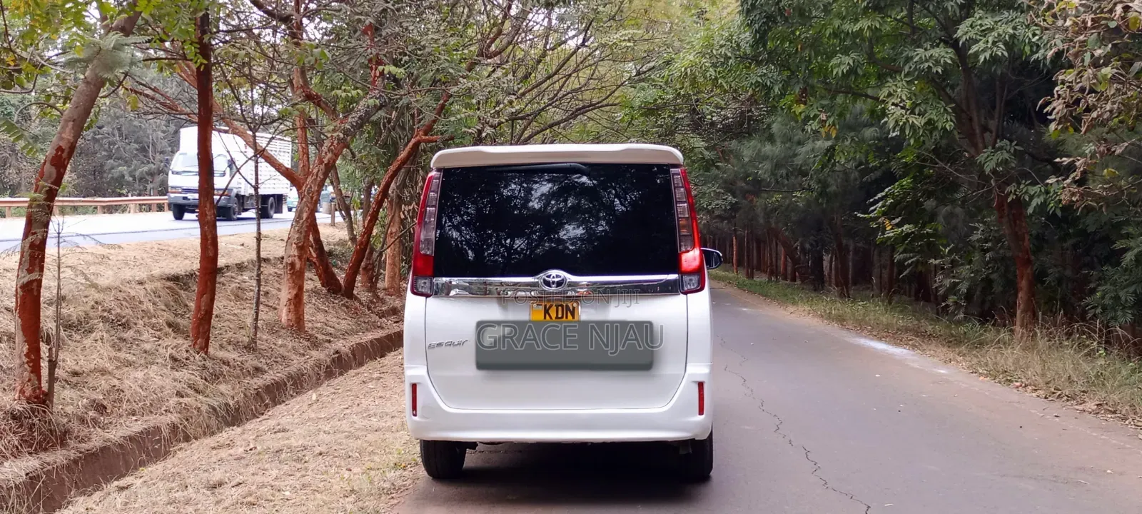 Toyota Esquire 2016 White