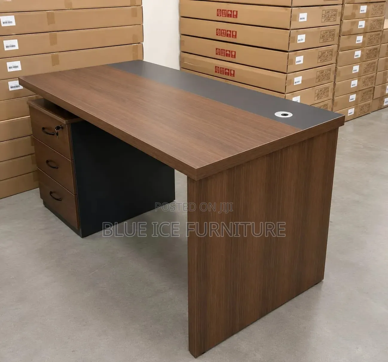 Modern Executive Office Desk With Lockable Drawers