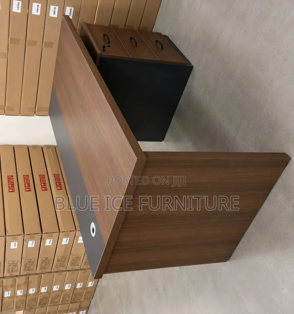 Modern Executive Office Desk With Lockable Drawers
