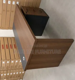 Modern Executive Office Desk With Lockable Drawers