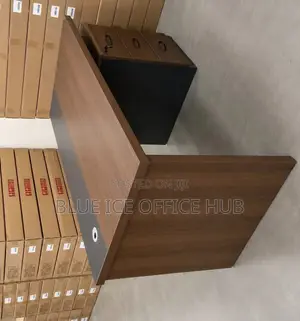 Modern Executive Office Desk With Lockable Drawers