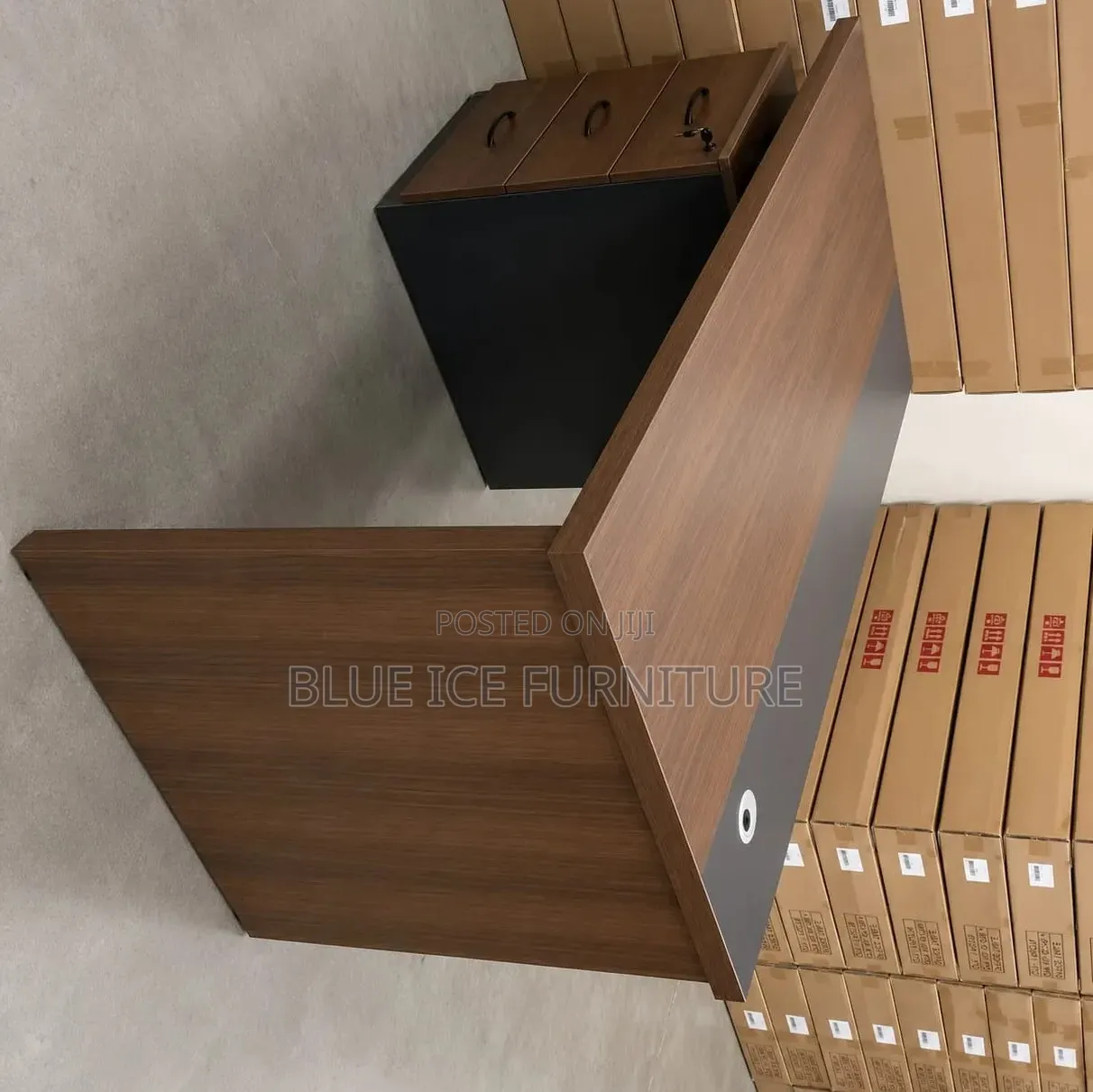Modern Executive Office Desk With Lockable Drawers