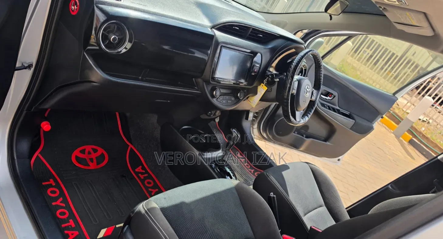 Toyota Vitz 2017 Silver