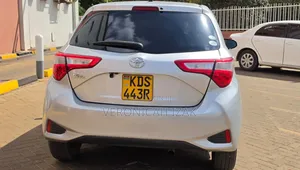Toyota Vitz 2017 Silver
