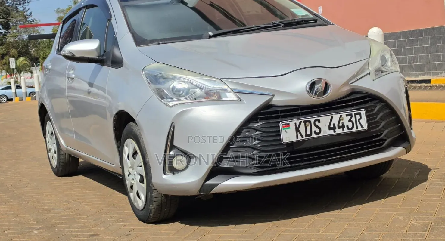 Toyota Vitz 2017 Silver