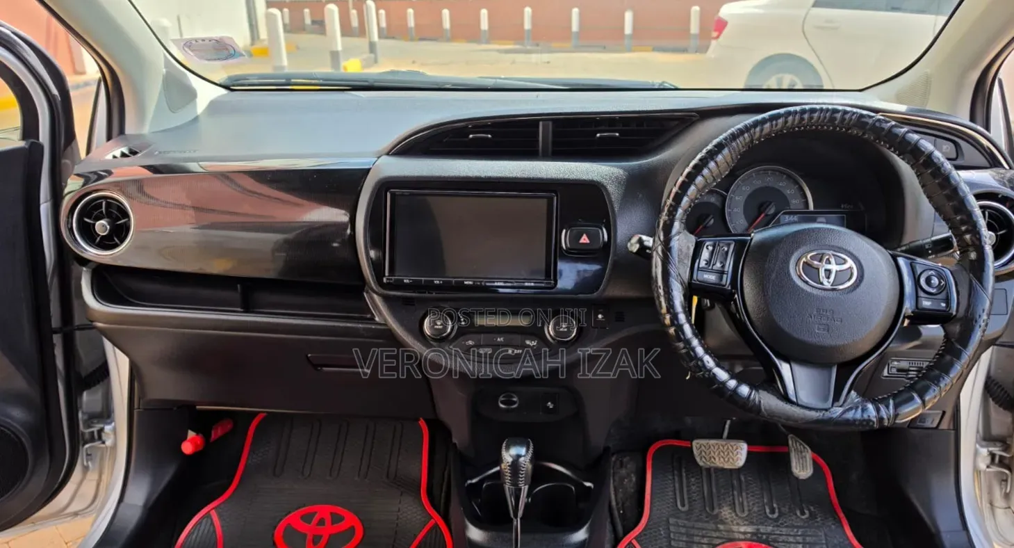 Toyota Vitz 2017 Silver