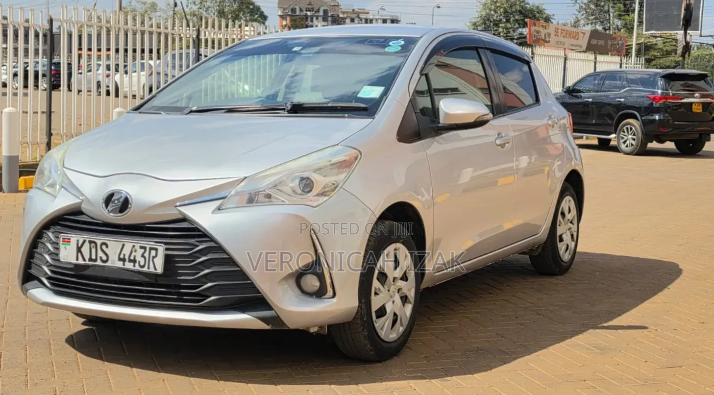 Toyota Vitz 2017 Silver