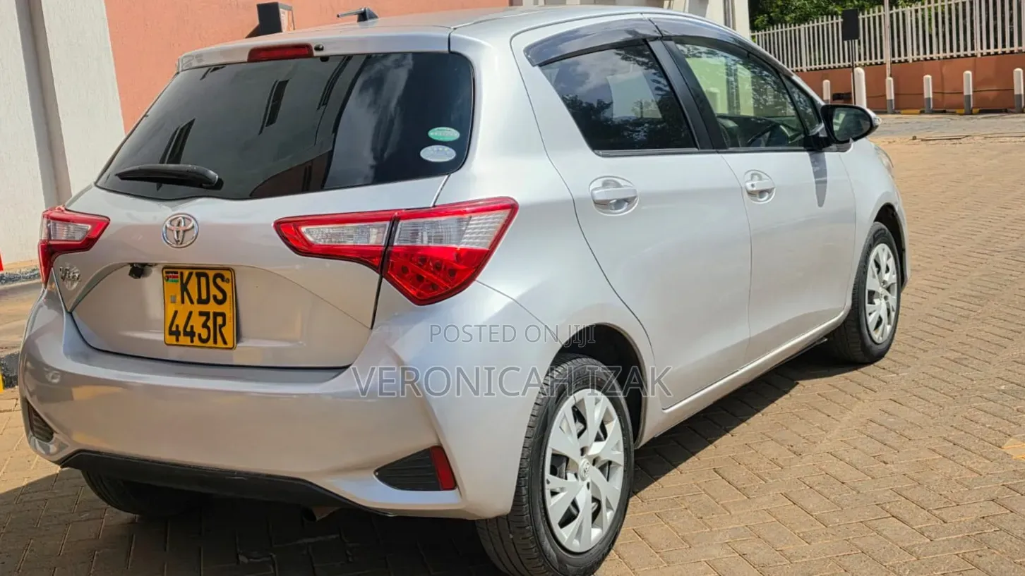 Toyota Vitz 2017 Silver
