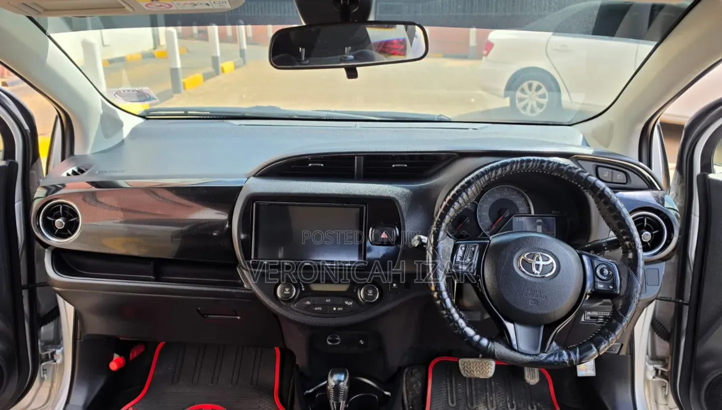 Toyota Vitz 2017 Silver