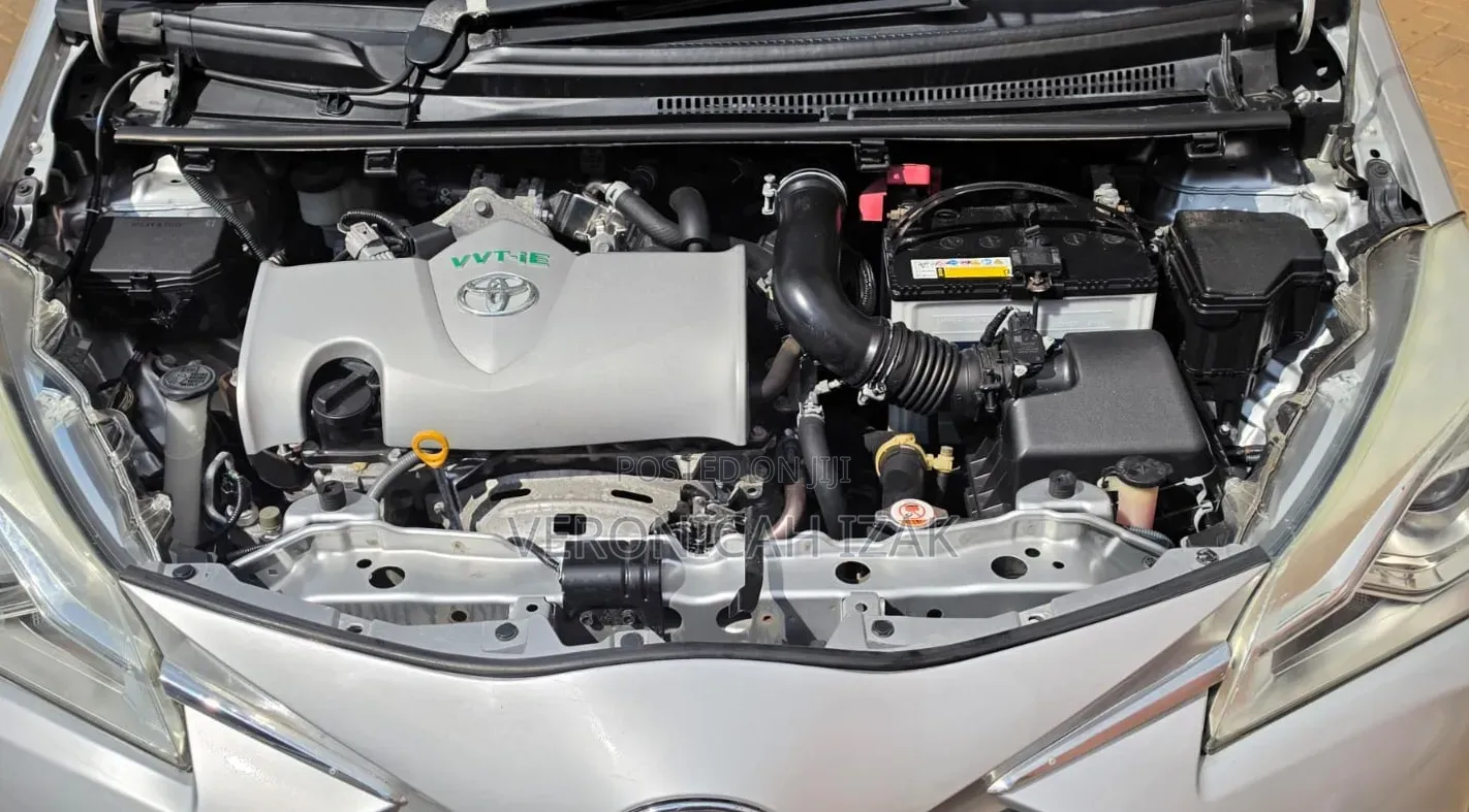 Toyota Vitz 2017 Silver